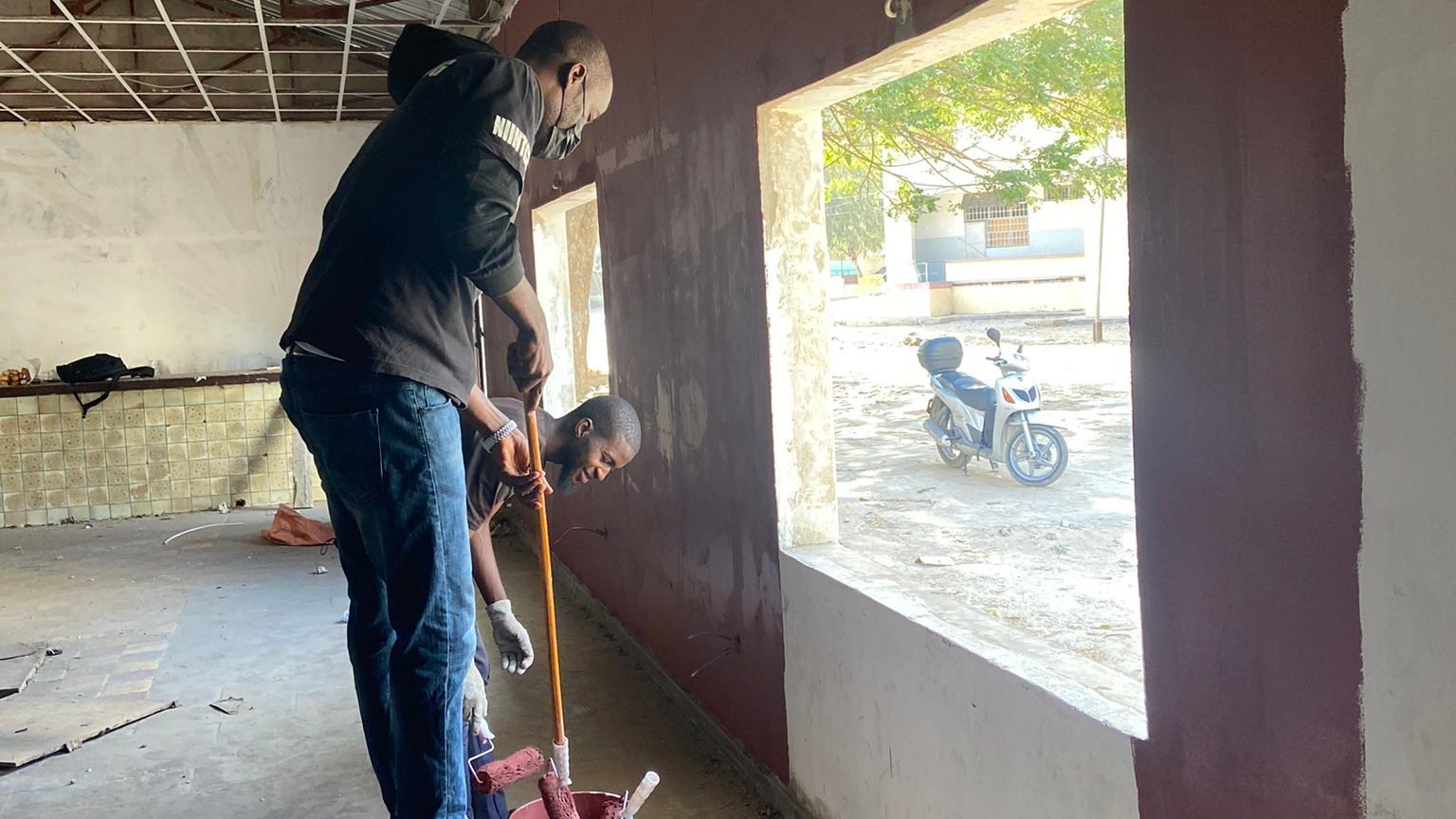 Heureusement célèbre : portrait de junior Diakhaté Niintche, ce jeune instituteur qui retape les écoles avec peu de moyens